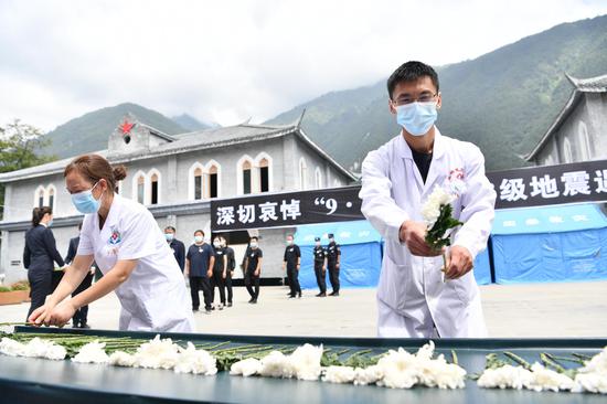 Mourning ceremony for earthquake victims held in Sichuan