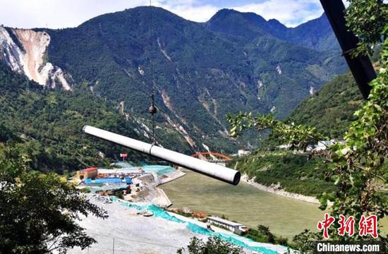 An electric pole is lifted to its place in Luding County, Sichuan Province after a magnitude 6.8 earthquake hit the County on Sept. 5, 2022. (Photo/China News Service)