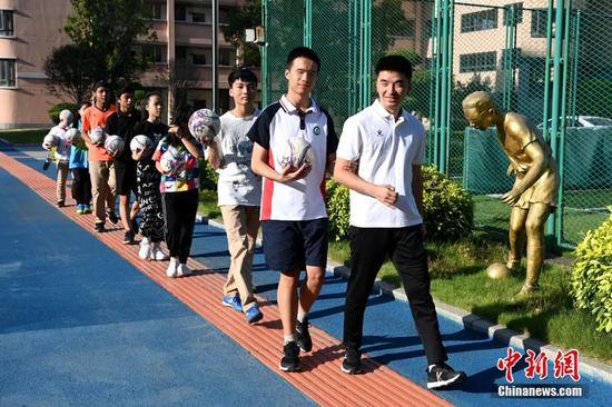 Wang Yafeng trains his students at Fuzhou School for the Blind (Photo/China News Service)