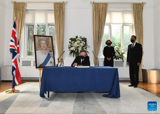 Chinese Vice President Wang Qishan visits the British embassy in Beijing to mourn the passing of Queen Elizabeth II of the United Kingdom, Sept. 12, 2022. (Xinhua/Xie Huanchi)
