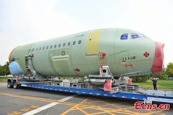 Two large parts of A321 aircraft, a nose and a fuselage, arrive at Tianjin Binhai New Area, Sept. 13, 2022. (Photo: China News Service/Tong Yu)