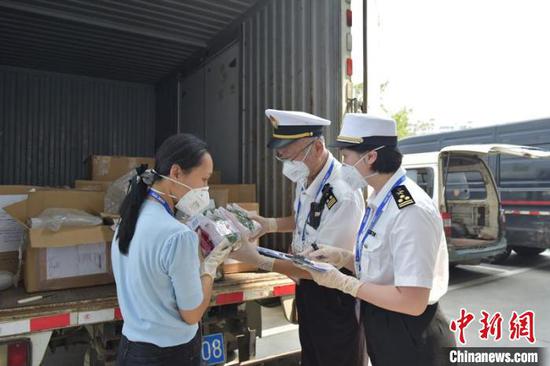 Two staff members of Nanning Customs check exhibits from Berlin, Sept. 14, 2022. (Photo/China News Service)