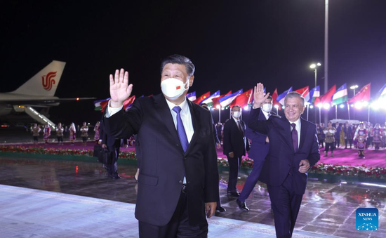 Chinese President Xi Jinping arrives in Samarkand to pay a state visit to Uzbekistan and attend the 22nd meeting of the Council of Heads of State of the Shanghai Cooperation Organization (SCO), Sept. 14, 2022. At the airport, Xi was warmly greeted by Uzbek President Shavkat Mirziyoyev, Prime Minister Abdulla Aripov, Foreign Minister Vladimir Norov, Governor of Samarkand region Erkinjon Turdimov and other high-level officials. (Xinhua/Ju Peng)