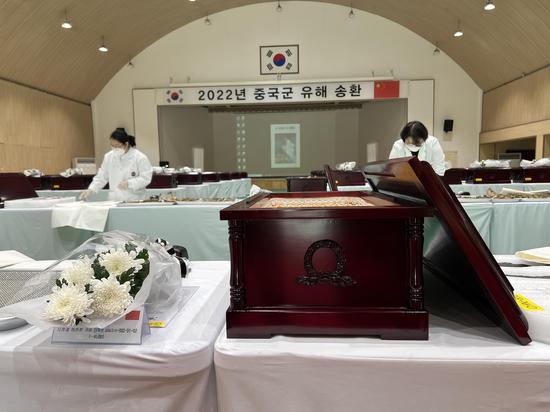 Remains of Chinese martyrs killed in Korean War casketed in ROK