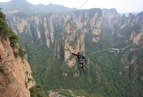 Daredevils challenge rope swing in Hunan