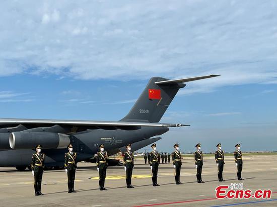 Chinese soldiers wait to receive coffins containing remains of 88 Chinese soldiers killed in the 1950-53 Korean War from South Korea during a handover ceremony held at Incheon International Airport, South Korea, Sept. 16, 2022. (Photo: China News Service/Liu Xu)