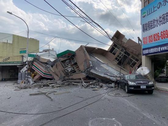 A building in Hualien collapses after a 6.9-magnitude earthquake hits eastern Taiwan's Hualien Countyin, Sept. 18, 2022. (Photo/Central News Agency)