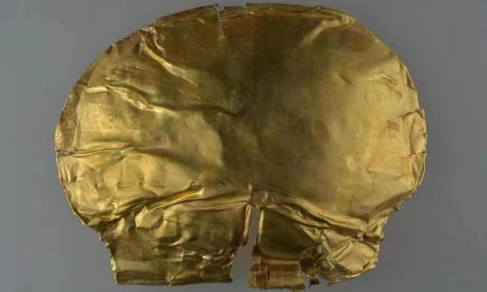 Photo released on Sept. 16, 2022 shows a gold mask unearthed at Shang Dynasty archaeological site in Zhengzhou, central China's Henan Province. (Photo provided to China News Service)