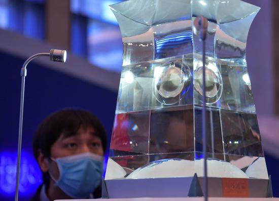 A visitor looks at lunar samples brought back by China's Chang'e-5 probe at the National Museum of China in Beijing, capital of China, April 18, 2021. (Xinhua/Yin Dongxun)