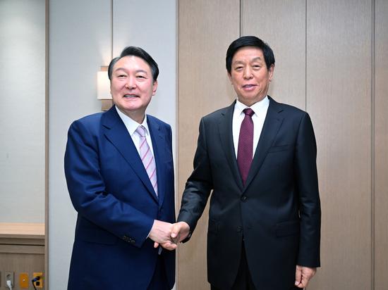 Li Zhanshu, chairman of China's National People's Congress (NPC) Standing Committee, meets with South Korean President Yoon Suk-yeol in Seoul, South Korea, Sept 16, 2022. Li paid an official goodwill visit to South Korea from Thursday to Saturday, at the invitation of South Korea's National Assembly Speaker Kim Jin-pyo. (Photo/Xinhua)