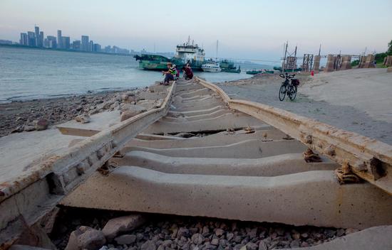 Yangtze River drought reveals ancient railway tracks in Wuhan