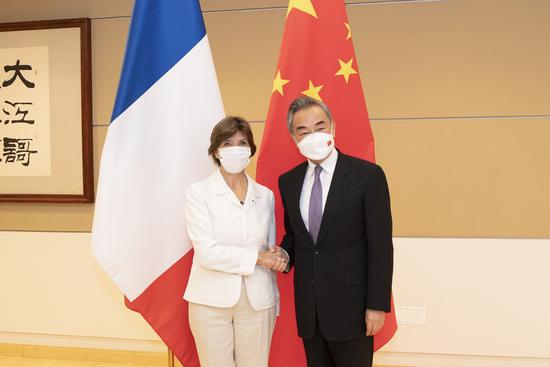 Chinese State Councilor and Foreign Minister Wang Yi (R) meets with French Foreign Minister Catherine Colonna in New York, the United States, Sept. 19, 2022. (Photo by Liao Pan/Xinhua)