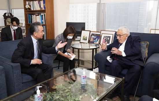 Chinese State Councilor and Foreign Minister Wang Yi (front L) meets with former U.S. Secretary of State Henry Kissinger in New York, the United States, Sept. 19, 2022. (Xinhua/Wang Ying)