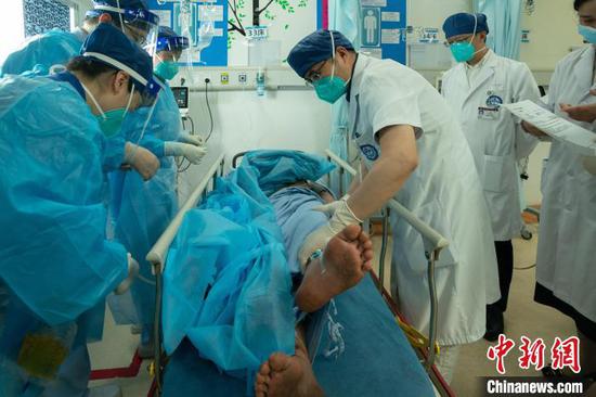 Hydropower station employee Gan Yu is sent to hospital on Sept. 21, 2022. (Photo/West China Hospital at Sichuan University)
