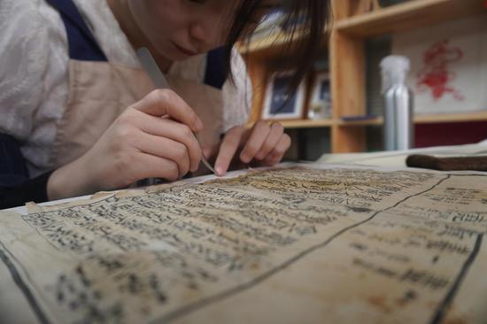 'Doctors' restore ancient books in Gansu