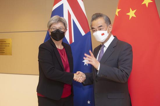 Chinese, Australian FMs agree to promote steady development of bilateral relations