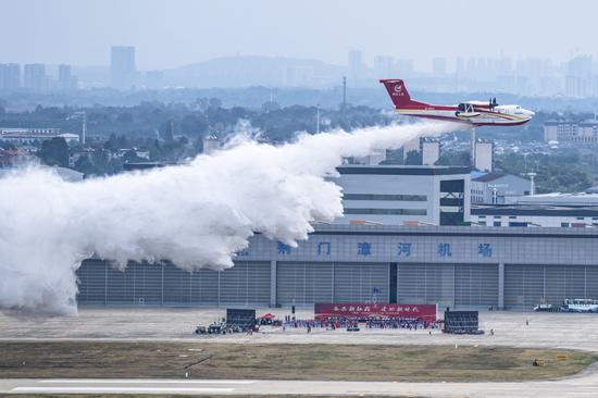 China's AG600M, a full-state, new-configuration amphibious firefighting aircraft, has successfully tested its ability to draw and drop 12-tons of water during a flight in Central China's Hubei province on Sept 27, 2022. (Photo by Yue Shuhua/for chinadaily.com.cn)