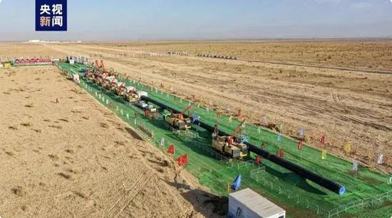 Construction work on the pipeline runs from Wuqia county in Northwest China's Xinjiang Uygur autonomous region to Zhongwei city in Ningxia Hui autonomous region kicks off on Sept 28, 2022. (Photo/CCTV)