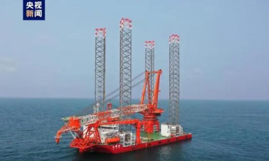 World's first 2000-ton-class offshore wind farm installation vessel put into operation in S.China's Guangzhou