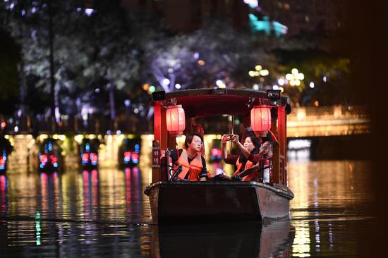 Night cruise tour showcases culture of Chengdu