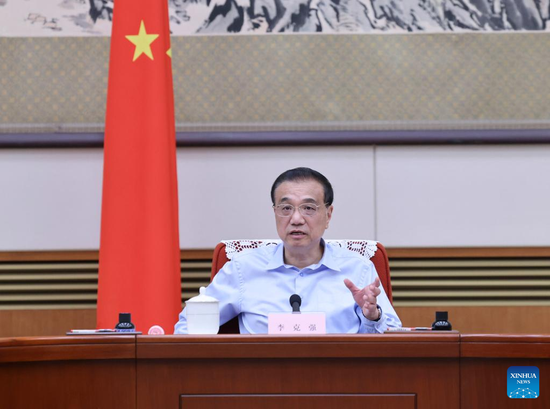 Chinese Premier Li Keqiang, also a member of the Standing Committee of the Political Bureau of the Communist Party of China (CPC) Central Committee, speaks at a meeting on government work regarding economic stabilization for the fourth quarter of this year, Sept. 28, 2022. Vice Premier Han Zheng, also a member of the Standing Committee of the Political Bureau of the CPC Central Committee, attended the meeting. (Xinhua/Liu Weibing)