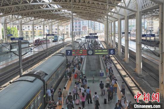 China expects 5.75 mln railway passenger trips Monday