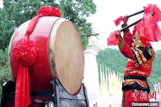A performer beats a drum at the ceremony paying tribute to legendary ancestor Huangdi at the Mausoleum of Huangdi in northwest China's Shaanxi Province, Oct. 4, 2022. (Photo / China News Service) 