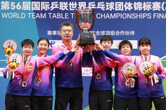 Sun Yingsha, Chen Meng, coach Li Sun, Wang Manyu, Wang Yidi and Chen Xingtong (L to R) of China pose with trophy during the awarding ceremony at the 2022 ITTF World Team Table Tennis Championships Finals in Chengdu, southwest China's Sichuan Province, Oct. 8, 2022. (Xinhua/Liu Xu)