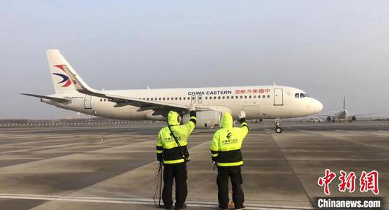 Photo shows aircraft maintenance engineers from China Eastern Airlines (Photo provided to China News Service)