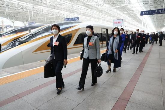 Delegates from Inner Mongolia autonomous region to the 20th National Congress of the Communist Party of China arrive in Beijing on Oct 13,  2022. (Photo/Xinhua)