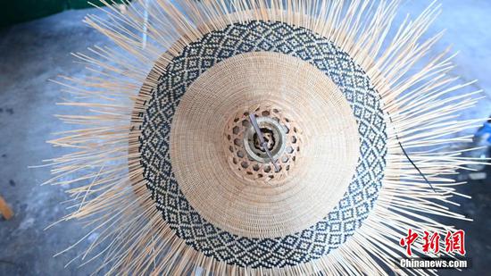 Maonan women innovate traditional hat weaving patterns