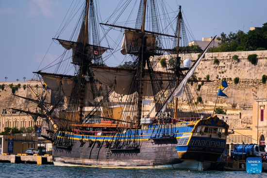 Photo taken on Oct. 17, 2022 shows a view of the ship Gotheborg of Sweden in Valletta, Malta. The world's largest ocean-going wooden sailing ship sailed into Malta's Grand Harbour this past weekend before sailing on to Barcelona, Spain, on Tuesday.

The Gotheborg of Sweden will be moored at the Spanish port for the winter before continuing its voyage to east China's Shanghai.

The vessel is on a two-year Asia Expedition, which aims to promote Swedish-Asian trade and create new business opportunities. (Photo by Jonathan Borg/Xinhua)