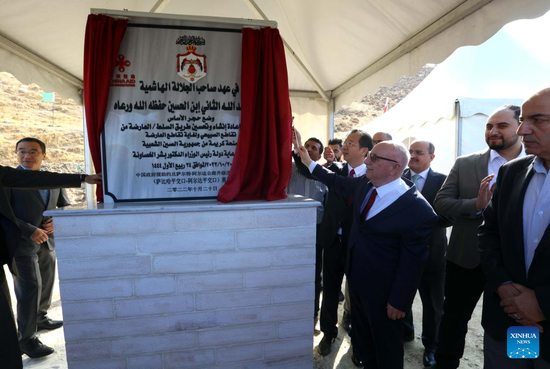 Officials from Jordan and China attend a foundation-laying ceremony for a China-funded road project in Al-Salt, Jordan, on Oct. 20, 2022. (Photo: Xinhua/Mohammad Abu Ghosh)