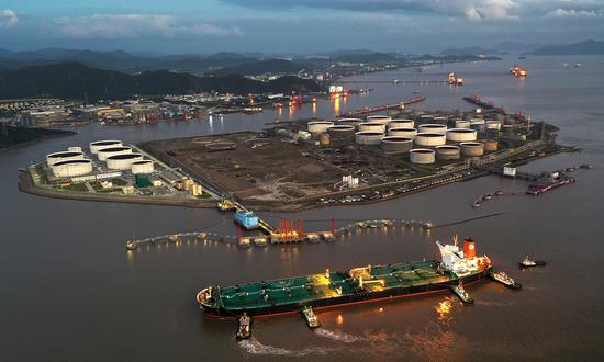 An oil tanker berths at a receiving facility at the Port of Zhoushan, East China’s Zhejiang Province. (File Photo/China News Service)

