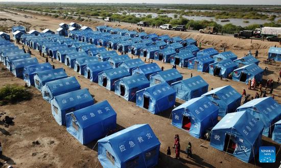Aerial photo taken on Sep 29, 2022 shows a makeshift shelter built with tents donated by China in flood relief aid in Matli town of Badin District in southern Pakistan's Sindh province. (Photo/Xinhua)