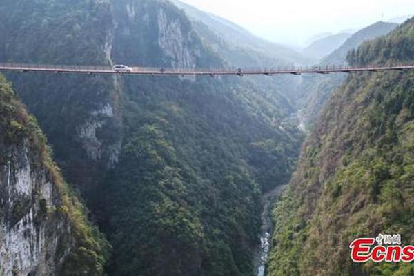 300-meter high suspended chain bridge built in Chongqing
