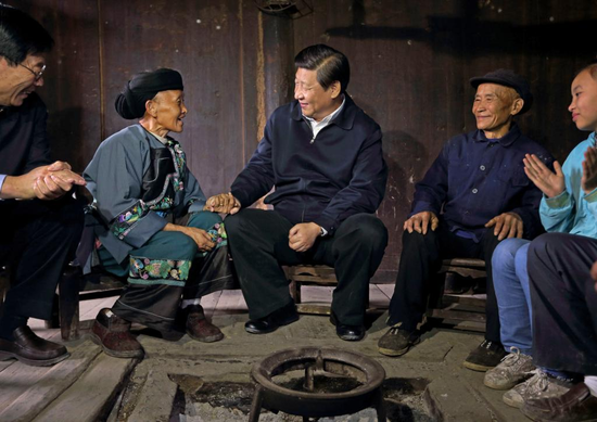 Xi Jinping talks with villagers in Shibadong Village in central China's Hunan Province, Nov. 3, 2013. (Xinhua/Lan Hongguang)