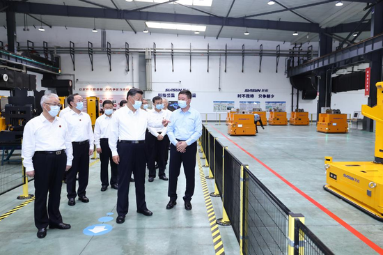 Xi Jinping visits a workshop of the Siasun Robot and Automation Co., Ltd. in Shenyang, northeast China's Liaoning Province, Aug. 17, 2022. (Xinhua/Ju Peng)