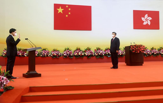 Xi Jinping administers oath of office to the sixth-term Chief Executive of the Hong Kong Special Administrative Region John Lee at the Hong Kong Convention and Exhibition Center, south China's Hong Kong, July 1, 2022. (Xinhua/Ju Peng)