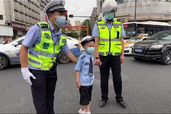 Wuhan Traffic Police Make Ailing Girl s Wish Come True