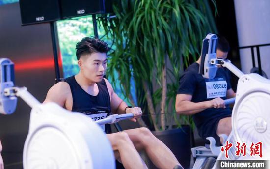 A player competes in a virtual rowing competition held in Shanghai, Oct. 27. (Photo provided to China News Service)