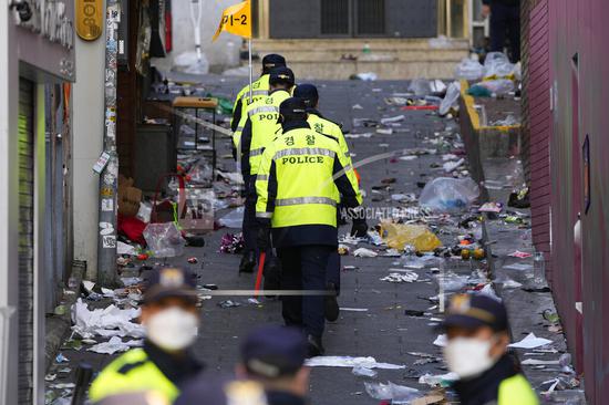 Police officers work at the scene of a fatal crowd surge, in Seoul, South Korea,  Oct. 30, 2022. A mass of mostly young people celebrating Halloween festivities in Seoul became trapped and crushed as the crowd surged into a narrow alley, killing dozens of people and injuring dozens of others. (Photo/AP)