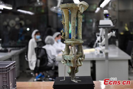 Photo taken on June 29, 2022 shows one of the newly discovered relics, vessels resembling human figurines excavated from No.3 Sacrificial Pit of the Sanxingdui Ruins site in Guanghan, southwest China's Sichuan Province. (Photo: China News Service/Zhang Lang)