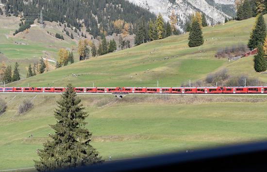 The world's longest narrow gauge passenger train runs on the Rhaetian Railway in Switzerland, Oct. 29, 2022.  (Xinhua/Lian Yi)