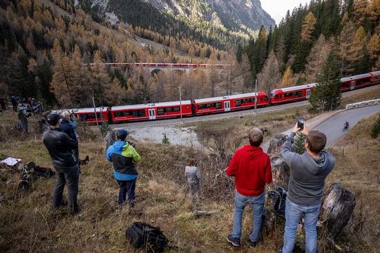 Swiss breaks Guinness World Record for world's longest narrow gauge passenger train