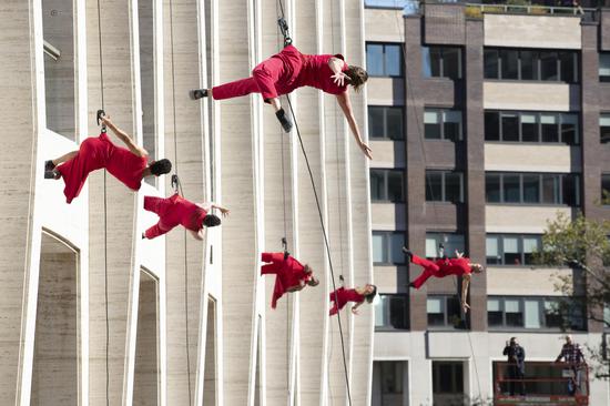 Vertical wall dancing performed at Lincoln Center in New York(1/4)