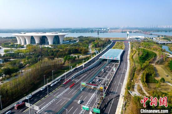 Yuliangzhou Tunnel, the first road tunnel extending beneath Han River in Xiangyang City of central China’s Hubei Province, opens to traffic, Oct. 31, 2022. (Photo/China News Service)