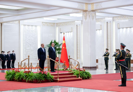 Chinese Premier Li Keqiang holds a ceremony to welcome Pakistani Prime Minister Muhammad Shehbaz Sharif prior to their talks at the Great Hall of the People in Beijing, capital of China, Nov. 2, 2022. (Xinhua/Zhai Jianlan)