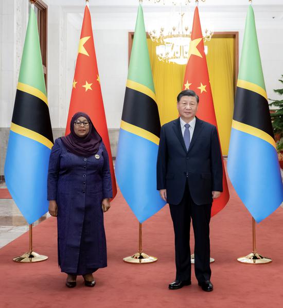 President Xi Jinping holds a welcoming ceremony for visiting Tanzanian President Samia Suluhu Hassan at the Great Hall of the People in Beijing on Thursday.(ZHAI JIANLAN/XINHUA)