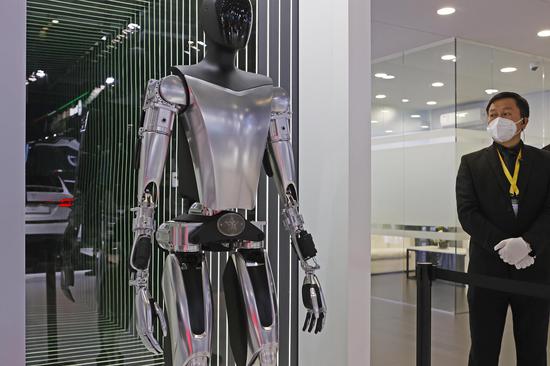 Tesla Bot wows visitors at 5th CIIE